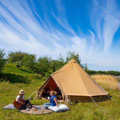 YALA_BellTent_at_EigenWijze_Netherlands_couple_before_tent_landscape - safaritenten en glamping lodges