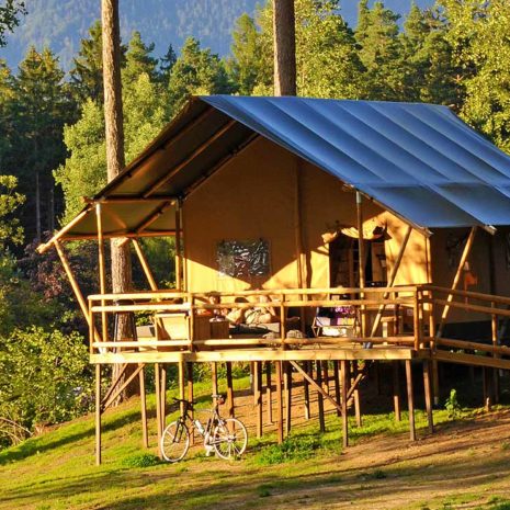 YALA_Glamping_Lodges_exterior_in_the_mountains_landscape
