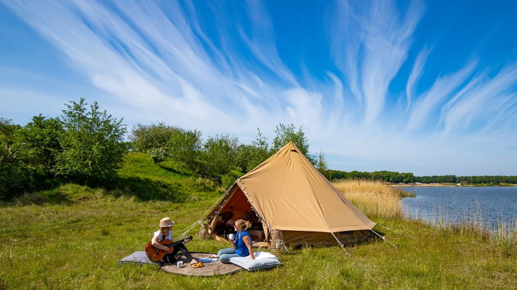 YALA_BellTent_at_EigenWijze_Netherlands_couple_before_tent_landscape - Safarizelte & Glamping Lodges