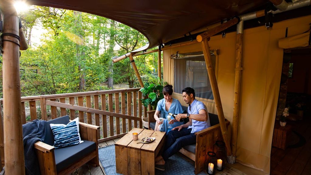 YALA_Dreamer_couple_on_veranda_landscape - Safarizelte und Glamping Lodges