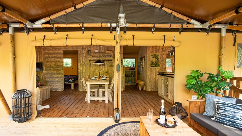 YALA_Dreamer_interior_and_veranda_landscape - Safarizelte und Glamping Lodges