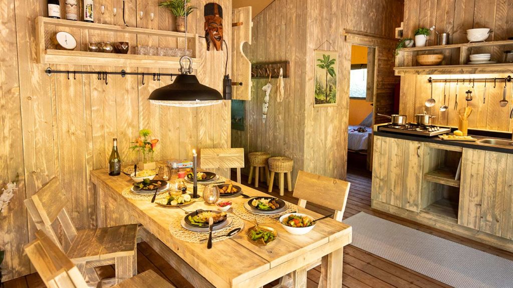 YALA_Dreamer_interior_kitchen_landscape - Safarizelte und Glamping Lodges