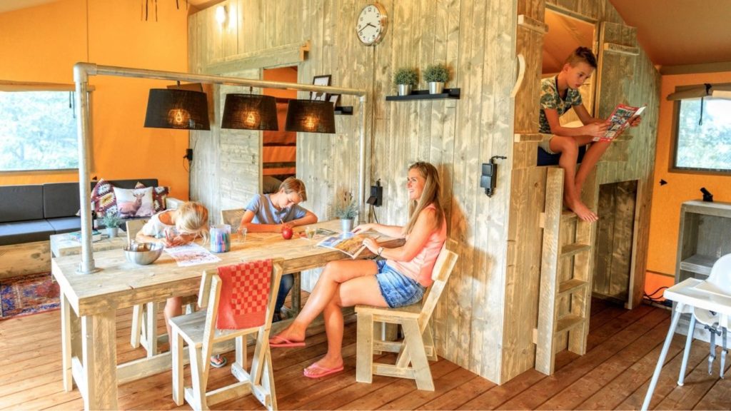YALA_Dreamer_interior_with_family_Zandhegge - Safarizelte und Glamping Lodges
