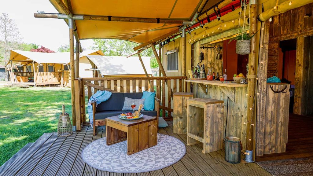 YALA_Dreamer_veranda_with_bar_landscape - Safarizelte und Glamping Lodges